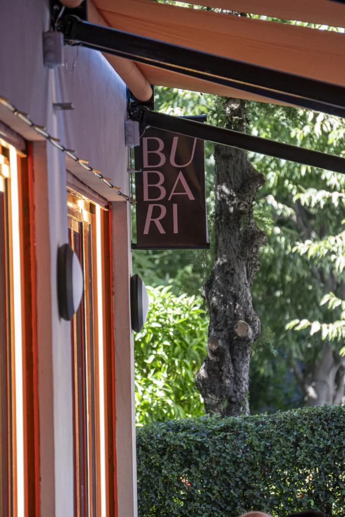 Interior de Bubari, un bar restaurante en Aluche con estilo y platos únicos